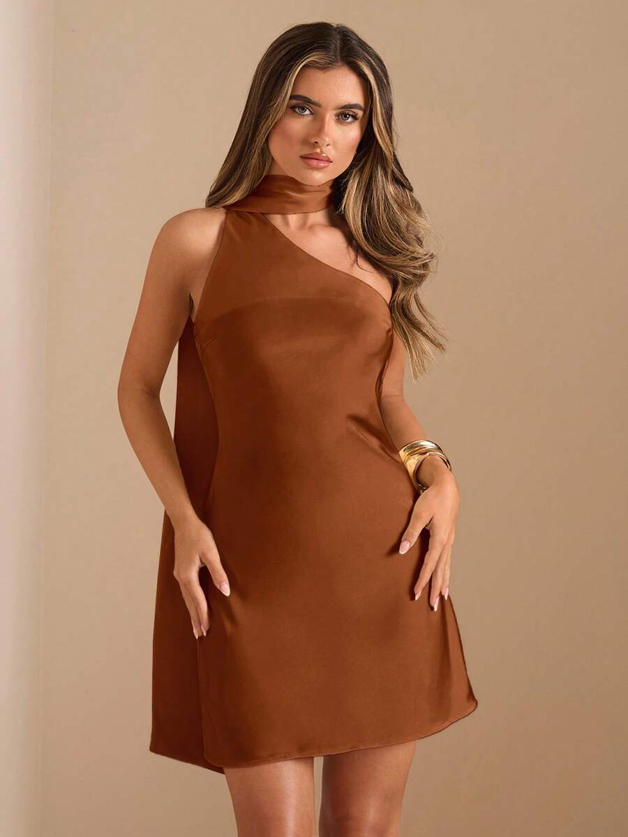 SHEIN BAE 秋冬纯色米黄色不对称露肩露背迷你优雅缎面连衣裙,优雅印花连衣裙,性感露背连衣裙,黄色缎面连衣裙,露背缎面优雅长裙,婚礼宾客礼服,伴娘缎面长裙,鸡尾酒会礼服,优雅连衣裙 - 鏽棕色 - 查看 1