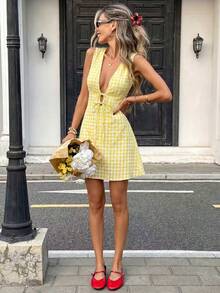 Pariaura Đầm hai dây kẻ caro đỏ trắng phong cách vintage mới mùa hè 2026 + Chất liệu vải mềm mại, thoải mái + Cổ chữ V sâu thắt nơ + Không tay, dáng ngắn chữ A, chất liệu mềm mại nhưng vẫn thoáng mát; giúp thon gọn vòng eo mà vẫn che khuyết điểm; họa tiết kẻ caro đỏ trắng cổ điển, sang trọng, phù hợp cho hẹn hò, tụ họp, dạo phố cuối tuần, tiệc trà chiều ngoài trời; đầm mang hơi hướng Pháp ngọt ngào, trẻ trung, khóa kéo phía sau dễ mặc/cởi, đầm kẻ caro lãng mạn phong cách đồng quê dành cho nữ, đầm lãng mạn cho kỳ nghỉ của nữ, đầm chữ A không tay mới dành cho nữ. - Kem - Xem 7