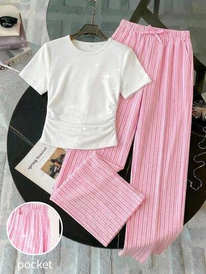 SHEIN Áo thun cổ tròn tay ngắn họa tiết hoa nhí cho bé gái tuổi teen phối cùng quần ống rộng kẻ sọc hồng, trang phục thường ngày thoải mái cho mùa tựu trường và nghỉ hè.