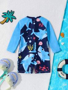 SHEIN GraphicGems 婴儿拉链泳衣，鲨鱼与海洋生物印花。夏季海滩度假必备时尚单品。长袖设计，蓝色撞色，可爱的鲨鱼与海洋生物卡通图案。活泼的设计。适合可爱的男宝宝在海滩玩耍和度假时穿着。 - 淺藍色 - 查看 3