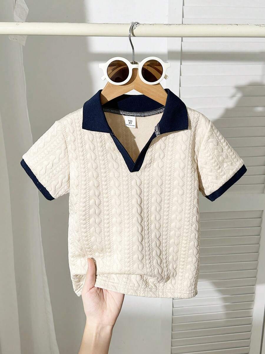 SHEIN Explorewe 这款男童休闲学院风华夫格条纹V领短袖POLO衫,适合4-7岁男孩春夏穿着。这款阳光男孩POLO衫既适合上学,也适合居家穿着。无论上学还是在家,男孩们都可以穿着这件休闲、舒适又时尚的POLO衫。这款上衣百搭,适合男孩们的日常生活和各种聚会场合。让男孩们在生活和活动中保持时尚舒适,充满活力和乐趣! - 卡其色 - 查看 1