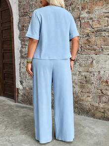 SHEIN LUNE CURVE 大尺碼淺藍色夏季休閒度假風紋理布料兩件套，圓領不對稱下擺木鈕扣裝飾上衣與寬鬆長褲套裝 - 淺藍色 - 查看 2