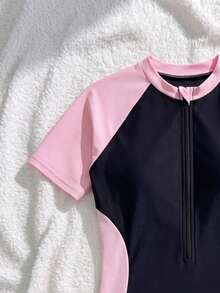 SHEIN 少女黑粉拼接撞色连体泳衣，短袖圆领直筒下摆冲浪泳装，保守海滩度假装，适合夏季穿着 - 彩色 - 查看 3