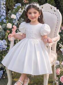 SHEIN Glamorique Kids 小女孩公主缎面连衣裙，白色，泡泡袖，花边装饰，生日派对，婚礼节日正式场合礼服，可爱 - 白色 - 查看 1