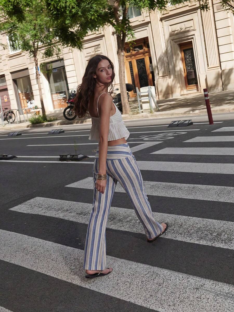 Nöista 条纹喇叭裤，舒适弹力腰带。完美搭配夏季服装、圣约翰音乐节氛围或轻松的美国假日造型。柔软亚麻混纺面料。 - 藍白色 - 查看 1