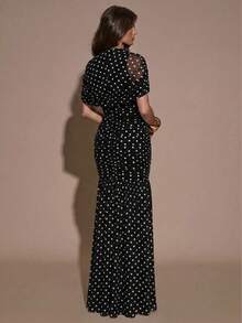SHEIN BAE Vestido elegante de Body ceñido con cuello redondo, manga corta, estampado de lunares negros sobre base blanca y volante en el bajo - Negro - Ver 2