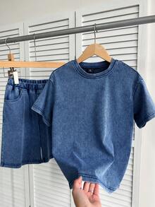 SHEIN 两件套青少年男童时尚休闲复古酷炫街头宽松舒适清爽蓝色针织牛仔短袖T恤和松紧腰阔腿牛仔短裤，适合儿童日常穿着，也适合春夏派对、节日和街头服饰。 - 中等水洗藍 - 查看 1