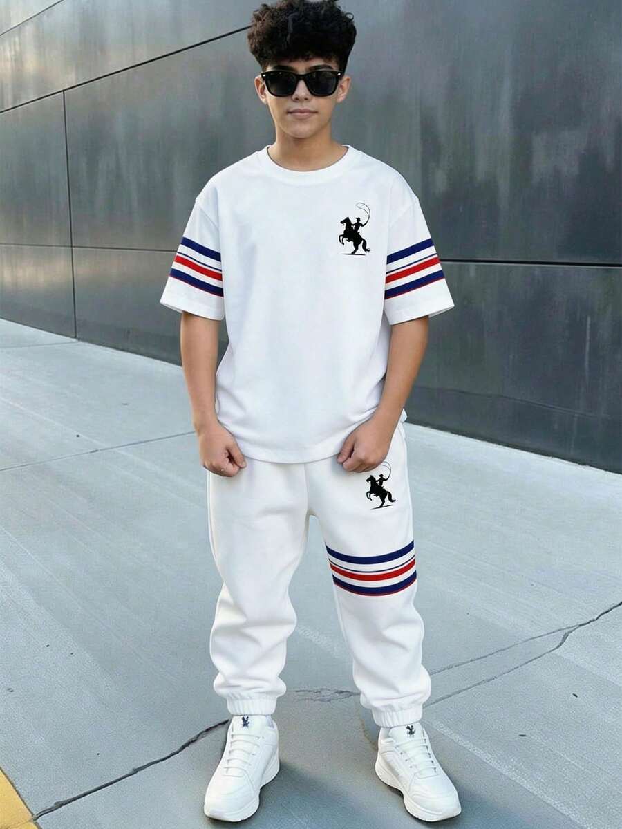 男童休闲舒适时尚简约圆领短袖T恤和裤子套装,经典校园风,酷炫条纹印花,超大剪影骑士牛仔小马标志印花,适合春夏穿着 - 白色 - 查看 1