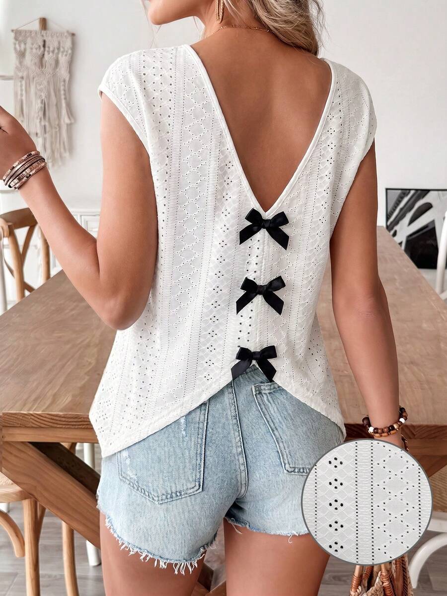 SHEIN Holidaya Holidaya Chemise à col en V blanc pour femmes, romantique, décontractée et élégante, à manches courtes, parfaite pour les vacances et les voyages, avec un nœud noir dans le dos, idéale pour les sorties de la Saint-Valentin, les tenues de plage, les nouveaux hauts pour femmes au printemps/été, cache-maillot sexy transparent, joli Top à manches courtes avec nœud, hauts d'été avec nœuds sur les vêtements, blouse, hauts d'été mignons avec nœuds - Nude - Voir 1
