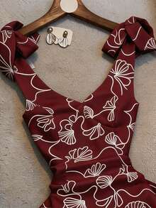 SHEIN Franclia Đầm in họa tiết cổ chữ V thắt eo thanh lịch mới về - Màu Đỏ Sâu - Xem 3
