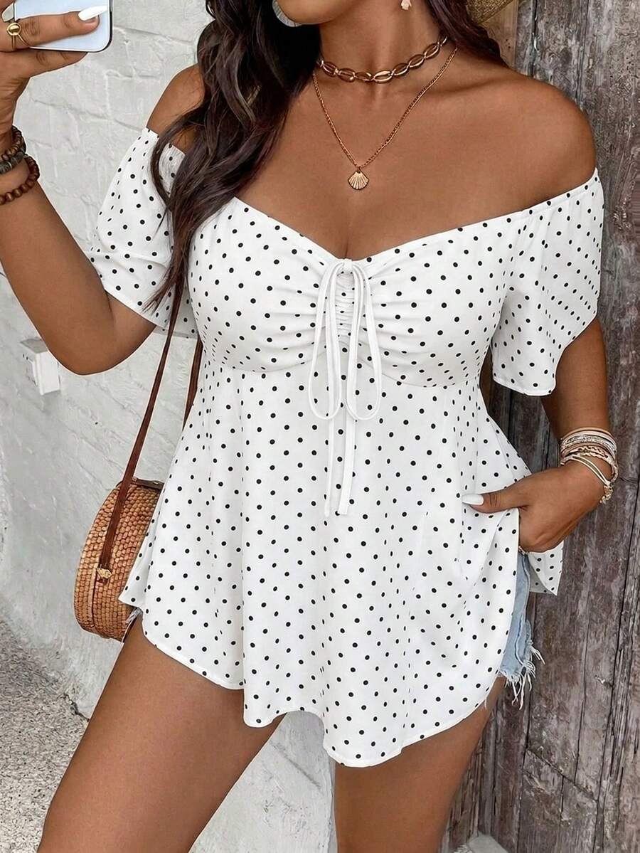 SHEIN VCAY Áo thun nữ cỡ lớn kiểu vintage, phong cách thường ngày, thích hợp cho kỳ nghỉ xuân/hè, đi biển, họa tiết chấm bi đen trắng, trễ vai, có dây rút, nhiều màu sắc, thích hợp cho Ngày của Mẹ, đi nghỉ mát, mùa hè.
