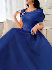 Modelyn Robe longue élégante pour femme avec décolleté asymétrique, décoration de strass à la taille, pour soirée et banquet - bleu indigo - Voir 4