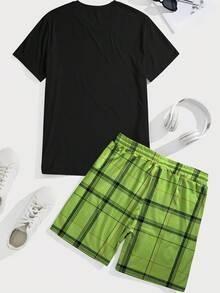Manfinity Set Kasual Pria Ukuran Besar dengan Kaos Lengan Pendek Leher Bulat Motif Kartun & Kotak-kotak dan Celana Pendek - MultiWarna - View 2