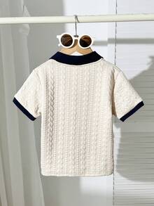SHEIN Explorewe 这款男童休闲学院风华夫格条纹V领短袖POLO衫，适合4-7岁男孩春夏穿着。这款阳光男孩POLO衫既适合上学，也适合居家穿着。无论上学还是在家，男孩们都可以穿着这件休闲、舒适又时尚的POLO衫。这款上衣百搭，适合男孩们的日常生活和各种聚会场合。让男孩们在生活和活动中保持时尚舒适，充满活力和乐趣！ - 卡其色 - 查看 2