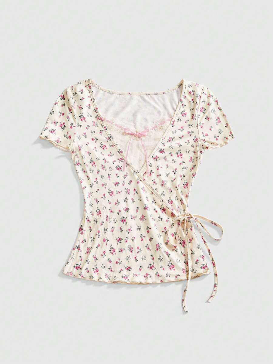 Sweetness 春夏 Y2K 復古辣妹風奶黃色碎花對比蕾絲蝴蝶結側片設計女款 T-Shirt,適合情人節、音樂節、度假等 - 杏色 - 查看 1
