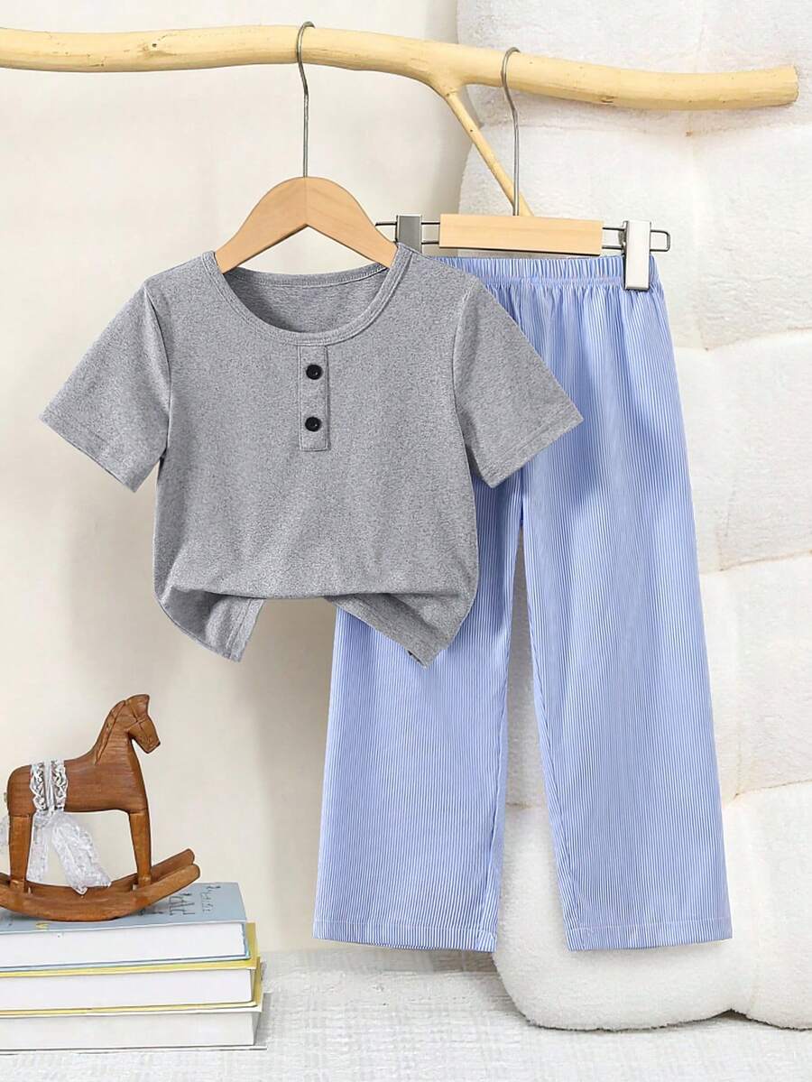 Bộ đồ ngủ 2 món cho bé trai, áo tay ngắn cổ tròn màu xám và quần sọc xanh dương, thích hợp cho mùa hè. - Màu Xám nhạt - Xem 1