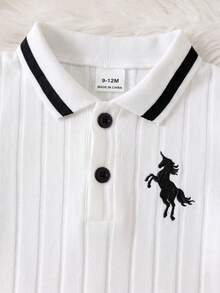 SHEIN Playful Pals 可愛嬰兒男寶寶黑白夏季家庭套裝馬刺繡學院風POLO領短袖連身衣 柔軟彈性面料 3M-24M - 白色 - 查看 4