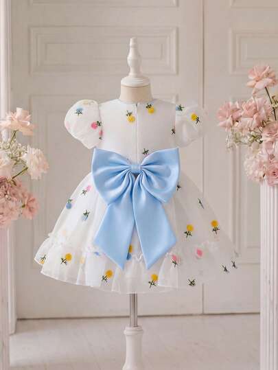 Glamorique Kids Đầm trắng thêu cho bé gái, họa tiết hoa nhiều màu sắc, chất liệu mềm mại, tay phồng, chân váy xòe rộng, nơ lớn màu tương phản ở phía sau, đầm dự tiệc sinh nhật cho bé, thích hợp cho tiệc chiêu đãi, tiệc tùng, biểu diễn sân khấu, dạ hội tốt nghiệp, kỳ nghỉ hàng ngày, chụp ảnh, đầm công chúa cho bé gái dự đám cưới.