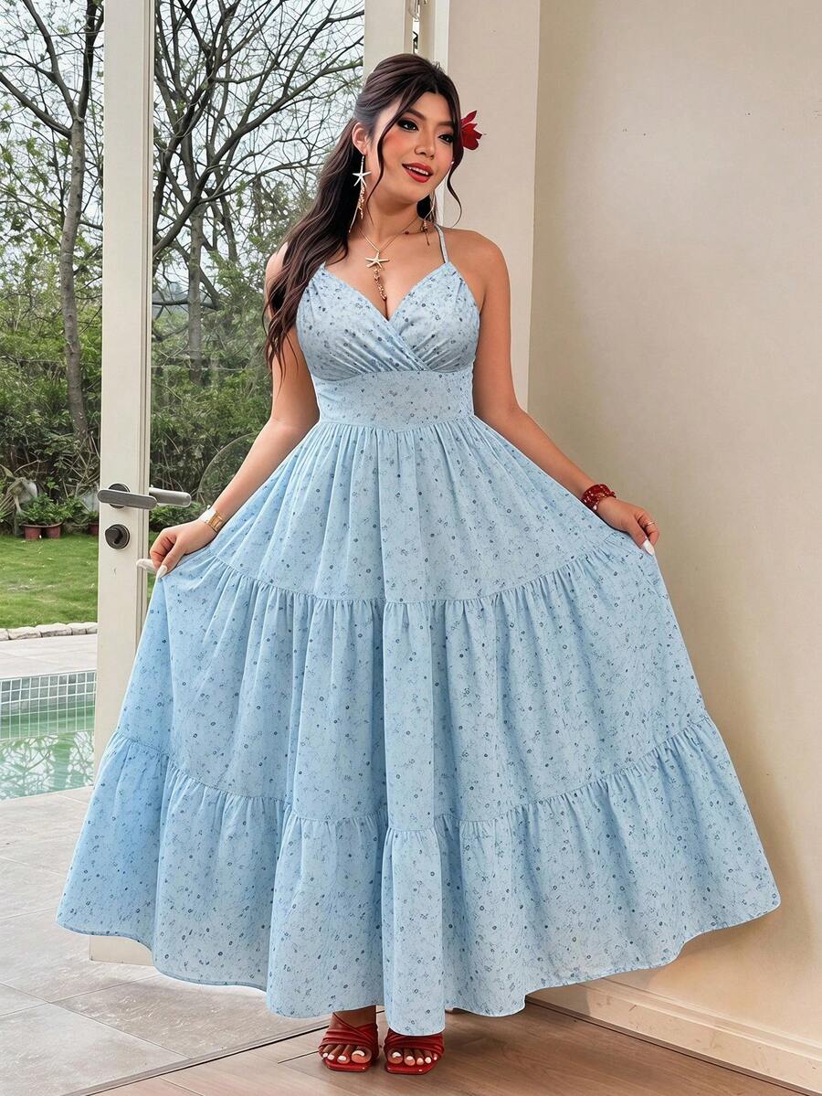 SHEIN Clasi 随机碎花大码女式度假连衣裙，黄色底色，饰以小碎花图案，吊带V领层叠蛋糕裙摆设计，腰部系带凸显身材，优雅性感，适合度假、花园派对、约会、朋友聚会、海滩、公园野餐、通勤、购物等各种场合。面料舒适，款式独特，性价比高。 - 藍色 - 查看 1