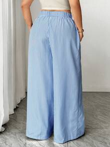 SHEIN Tall CURVE Quần dài nữ cỡ lớn kiểu Hàn Quốc thanh lịch mùa xuân/hè mới, họa tiết kẻ sọc xanh trắng, chất liệu vải lanh, cạp cao, dáng suông, rộng rãi, thoải mái. - Xanh và trắng - Xem 2