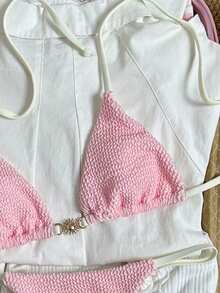 Swim Mod 女士26SS春夏新款金属光泽粉色泡泡面料撞色米色V领露背裹身三角比基尼两件套泳衣，海滩度假 - 粉色 - 查看 4