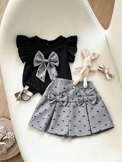 SHEIN Playful Pals Bộ 2 món cho bé gái gồm áo vest dệt kim tay loe trang trí nơ và chân váy xếp ly có nơ, trang phục thường ngày thời trang và dễ thương.