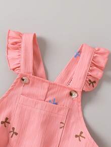 SHEIN Vintaside Kids 0-3歲春夏秋全印花粉色繽紛蝴蝶結圖案時尚基礎吊帶褲搭配百搭純色短袖上衣套裝，胸前口袋設計，柔軟水洗皺褶面料，適合戶外出遊 - 粉色 - 查看 9