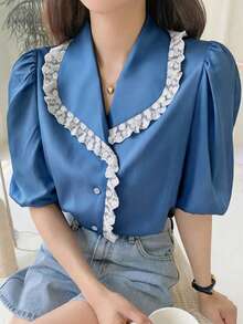 SHEIN Clasi 大码优雅花卉饰边花瓣袖V领宽松衬衫，休闲外出、下午茶穿着 - 藍色 - 查看 3