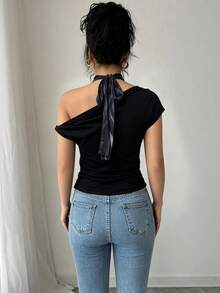 SHEIN LUNE Áo thun nữ màu đen co giãn, in kỹ thuật số, cổ xếp ly, thắt nút xoắn, dáng ôm bất đối xứng. - màu đen - Xem 2