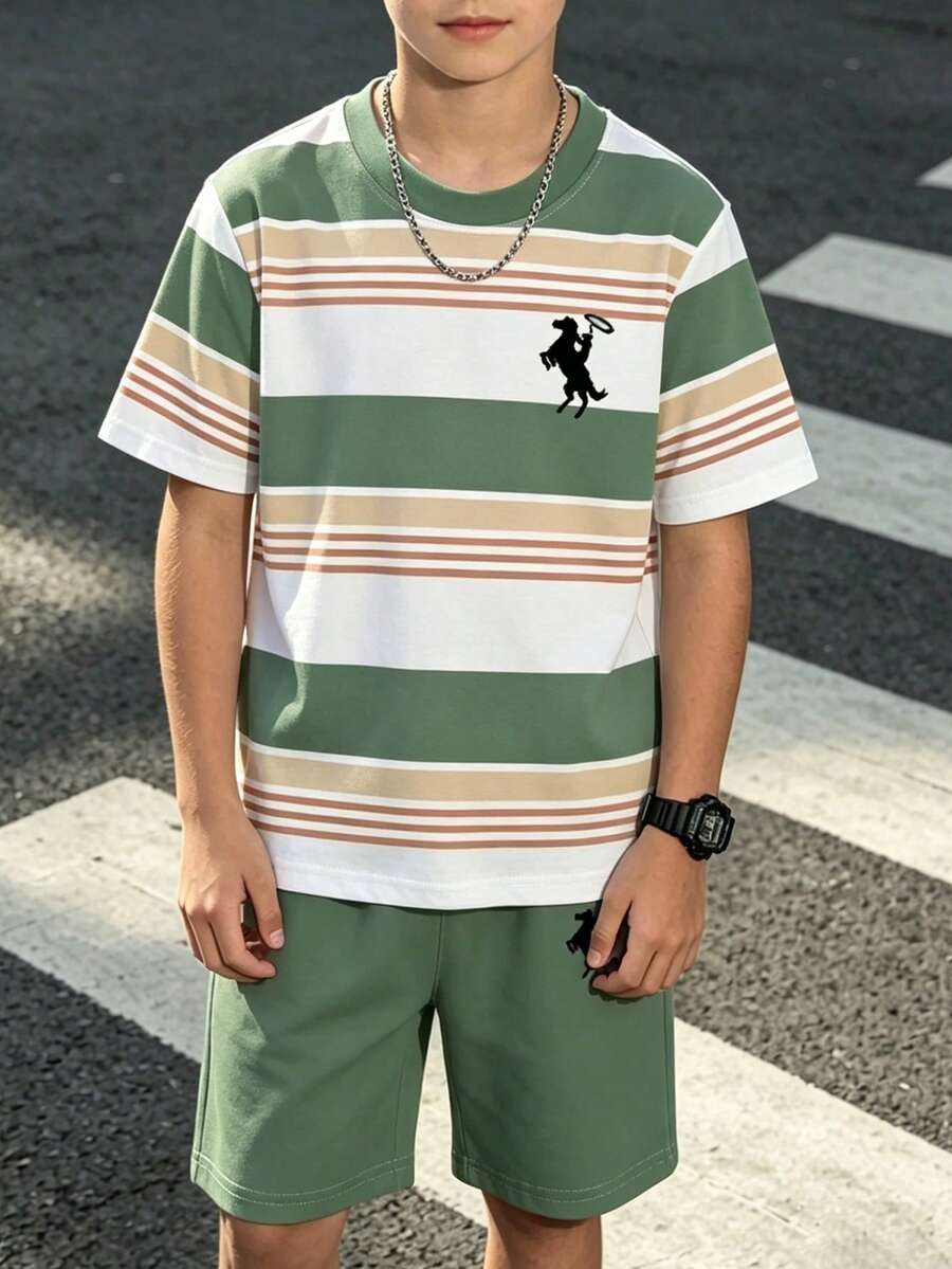 SHEIN 一套男童夏季条纹短袖套装,儿童休闲运动两件套,马匹图案舒适T恤和短裤,适合中大童,户外、校园、运动、日常穿着 - 彩色 - 查看 1