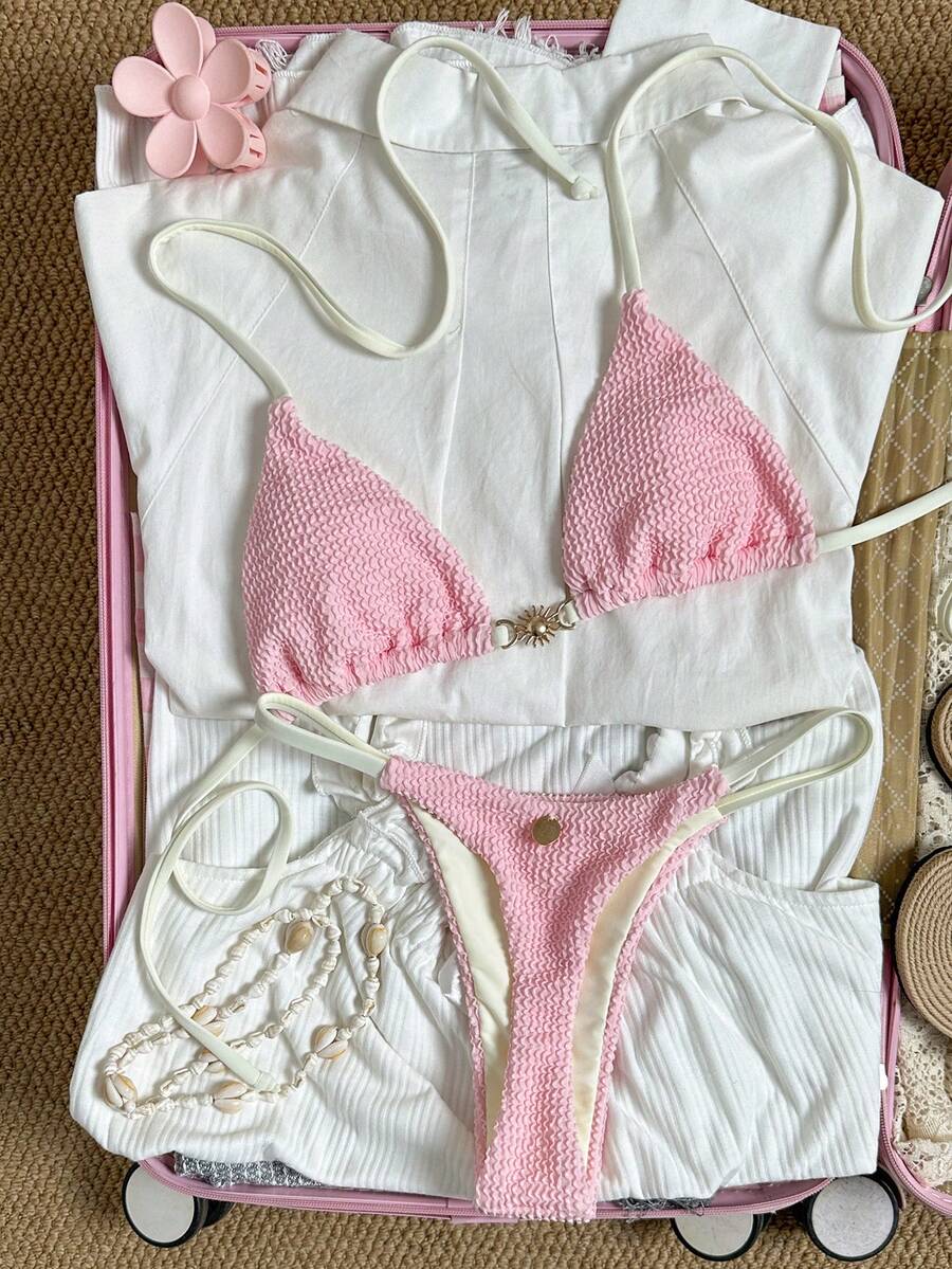 Swim Mod 女士26SS春夏新款金属光泽粉色泡泡面料撞色米色V领露背裹身三角比基尼两件套泳衣，海滩度假 - 粉色 - 查看 1