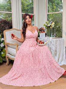 SHEIN Clasi 随机碎花大码女式度假连衣裙，黄色底，饰以小碎花图案，吊带V领荷叶边设计，收腰设计凸显身材，适合海滩、花园派对、休闲聚会、度假、观光等场合，面料舒适，款式独特，性价比高。 - 粉色 - 查看 3