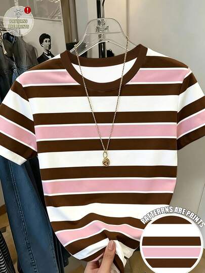 Camiseta de manga corta de cuello redondo con rayas de color contrastante de leche y café, ajuste ceñido y versátil para adolescentes y mujeres jóvenes, verano
