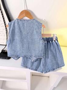 SHEIN 少女牛仔套装 夏季新品 少女风学院风 浅蓝色水洗牛仔V领纽扣短款上衣 松紧腰蝴蝶结装饰不对称裹身短裙 休闲舒适棉质牛仔套装 夏季度假风 早午餐约会 日常穿着 学校假期 夏季牛仔出游 春夏 - 淺色水洗藍 - 查看 3