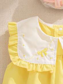 SHEIN Vintaside Kids 1 buah Gaun Bayi Perempuan Musim Panas Model Baru Kerah Peter Pan, Blok Warna, Ruffle, Pita Bordir, Bagian Belakang Terbuka Warna Pink, Manis & Imut untuk Jalan-jalan, Bepergian, Liburan - Kuning - View 6