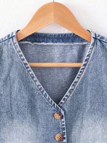 SHEIN 少女牛仔套装 夏季新品 少女风学院风 浅蓝色水洗牛仔V领纽扣短款上衣 松紧腰蝴蝶结装饰不对称裹身短裙 休闲舒适棉质牛仔套装 夏季度假风 早午餐约会 日常穿着 学校假期 夏季牛仔出游 春夏 - 淺色水洗藍 - 查看 6