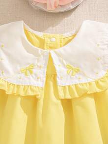 SHEIN Vintaside Kids 1 buah Gaun Bayi Perempuan Musim Panas Model Baru Kerah Peter Pan, Blok Warna, Ruffle, Pita Bordir, Bagian Belakang Terbuka Warna Pink, Manis & Imut untuk Jalan-jalan, Bepergian, Liburan - Kuning - View 9