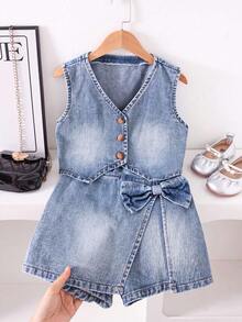 SHEIN 少女牛仔套装 夏季新品 少女风学院风 浅蓝色水洗牛仔V领纽扣短款上衣 松紧腰蝴蝶结装饰不对称裹身短裙 休闲舒适棉质牛仔套装 夏季度假风 早午餐约会 日常穿着 学校假期 夏季牛仔出游 春夏 - 淺色水洗藍 - 查看 5