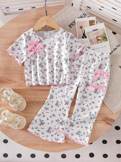 SHEIN Bộ áo thun tay ngắn họa tiết hoa màu trắng cho bé gái, kèm nơ và quần ống loe, trang phục mùa hè thoải mái thường ngày.