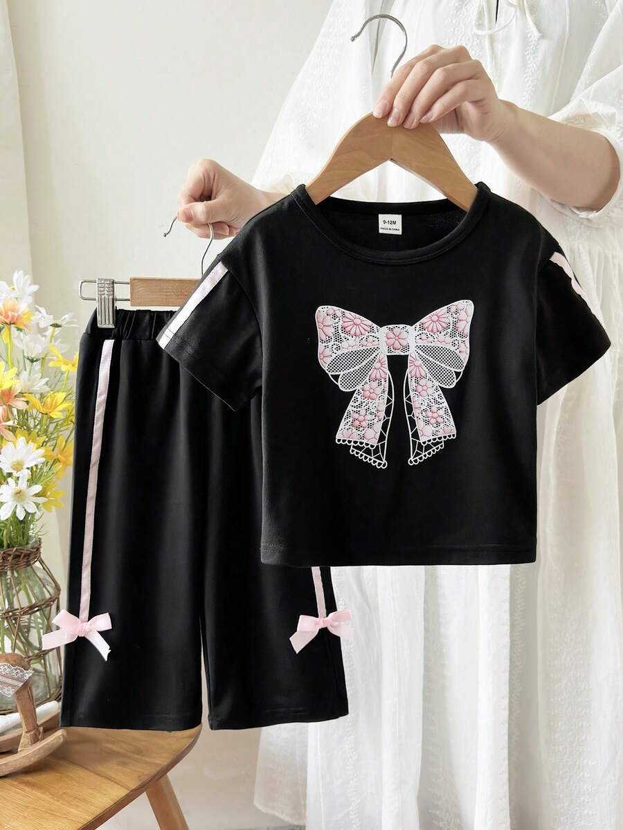 SHEIN 2件裝女嬰夏季休閒甜美套裝，黑色圓領T恤配粉色蝴蝶結印花與黑色長褲，可愛度假街頭風黑粉配色校園穿搭