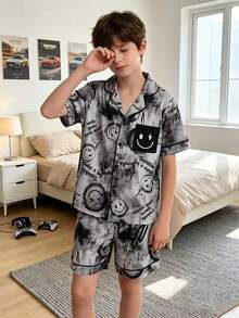 Bộ đồ ngủ, áo khoác cardigan cổ polo chống cháy cho bé trai, in hình mặt cười graffiti, viền trắng, tay ngắn, có túi hình mặt cười; quần short cạp chun, bộ đồ ngủ, đồ mặc nhà - Nhiều màu - Xem 5