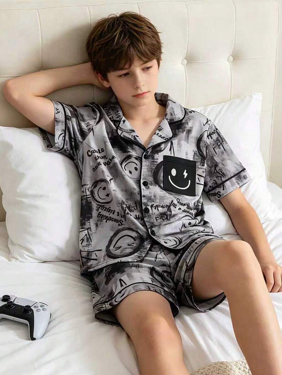 Bộ đồ ngủ, áo khoác cardigan cổ polo chống cháy cho bé trai, in hình mặt cười graffiti, viền trắng, tay ngắn, có túi hình mặt cười; quần short cạp chun, bộ đồ ngủ, đồ mặc nhà - Nhiều màu - Xem 1