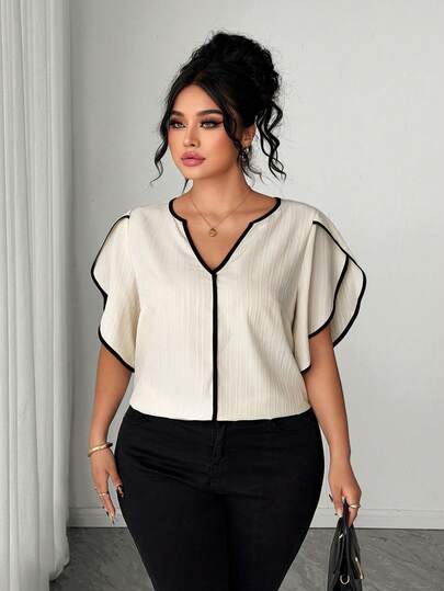 SHEIN Elenzya Áo sơ mi nữ cỡ lớn tay ngắn họa tiết cánh hoa, thích hợp cho kỳ nghỉ.