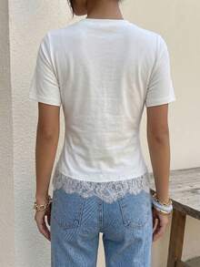 Mulvari 女款休閒白色圓領短袖T恤，誇張荷葉邊與蕾絲細節，常規面料上衣，白色棉質蕾絲下擺抽褶T恤，圓領短袖，經典白色現代基本款創新設計，適合18-35歲女性夏季休閒日常出遊、度假與上班穿搭上衣 - 白色 - 查看 3