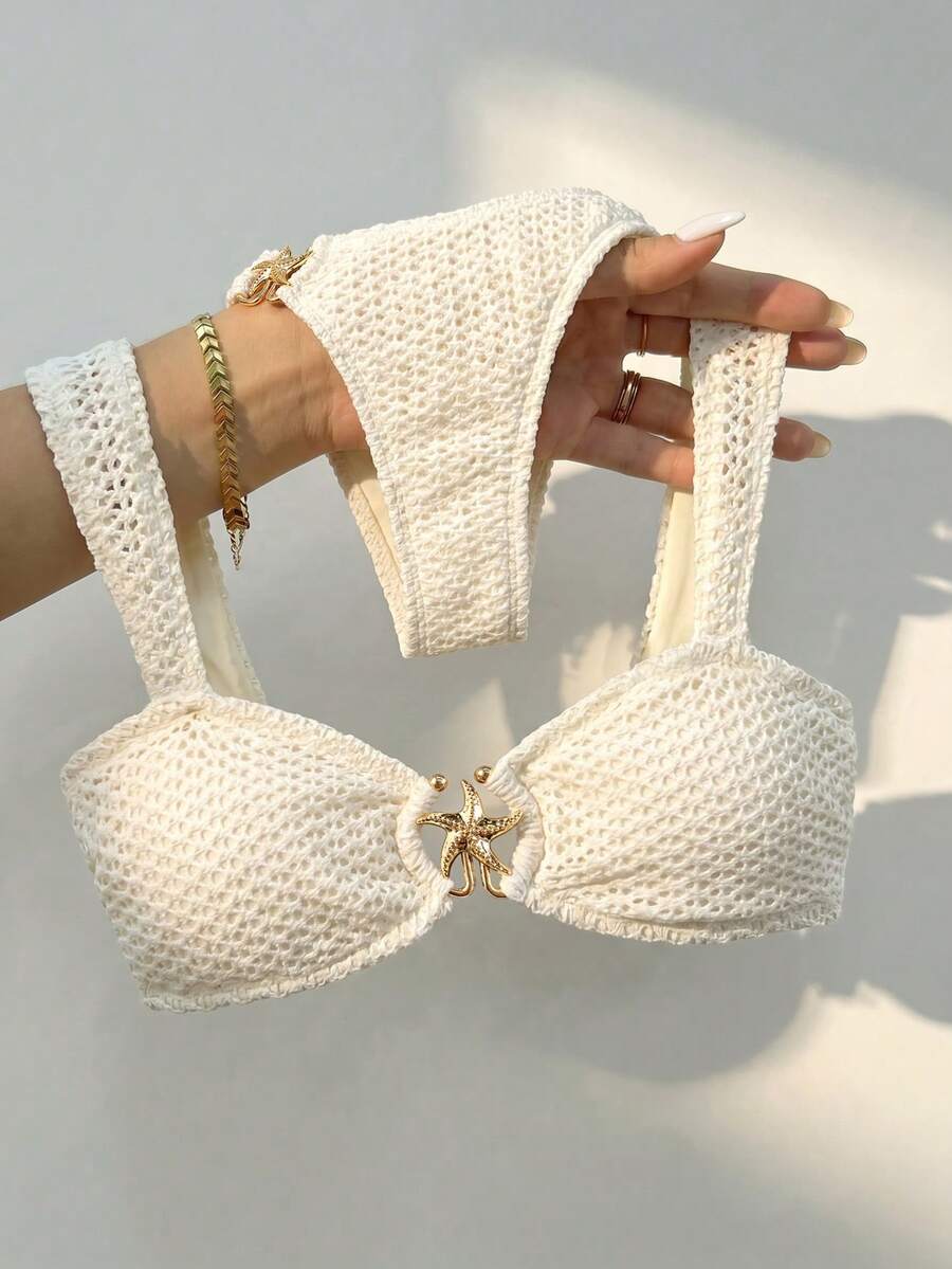 Swim Chiccia Set Bikini Wanita Elegan untuk Liburan, Terbuat dari Kain Warna Polos dengan Desain Tali Tebal dan Hiasan Rantai Logam - Putih - View 1