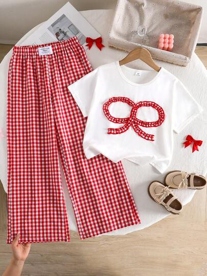 SHEIN Estos son dos conjuntos para niñas: una camiseta de punto blanca, ajustada y casual de manga corta con decoración de lazo; combinada con pantalones de pierna ancha, es perfecta para primavera y verano - ideal para salidas, fiestas y ocasiones festivas. Este conjunto tiene un estilo de preescolar y también es muy adecuado para niñas que regresan a la escuela. Este conjunto de verano azul y blanco es adecuado para adolescentes y niñas; con sus colores azul claro y blanco, es tanto elegante como adorable.