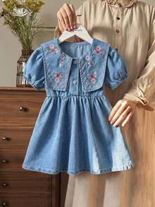 Vintaside Kids 女婴夏季必备牛仔短袖连衣裙，浅蓝色百搭单品，藏蓝色领口饰以精致花卉刺绣，泡泡袖甜美可爱，A字廓形活泼舒适，适合日常外出或上学穿着，轻松打造活力四射的田园公主风。 - 淺色水洗藍 - 查看 1