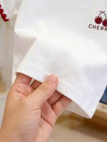 SHEIN Vintaside Kids Áo thun ngắn tay cổ tròn viền hoa màu trắng cho bé gái 6 tháng-3 tuổi, in chữ Cherry, quần áo trẻ em gái, áo thun ngắn tay cho bé gái, áo ngắn tay trắng đa năng cho bé gái, đường viền tinh tế ở cổ áo và gấu tay áo, họa tiết quả anh đào, họa tiết trái cây, họa tiết Anh Quốc, thích hợp cho mùa xuân/hè, mùa hè. - trắng - Xem 5