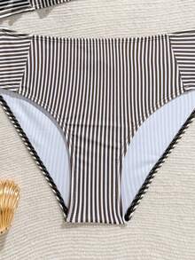 SHEIN 青少年夏季咖啡白条纹单肩荷叶边比基尼两件套，咖啡白条纹面料，单肩荷叶边设计，时尚休闲度假风，适合夏季海滩度假、游泳、温泉等场合。 - 咖啡棕 - 查看 4