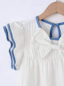 SHEIN 两件套女童休闲通勤套装，包括一件饰有波浪蝴蝶结的圆领荷叶袖宽松白色上衣和一条简约百搭的藏蓝色直筒裤，适合日常穿着。 - 藍色 - 查看 3